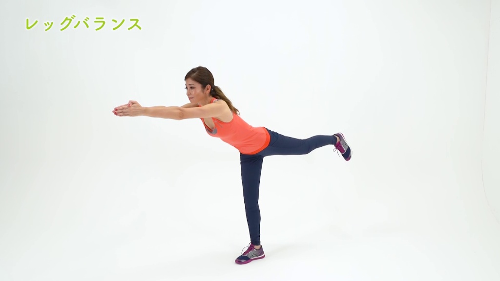 ヨガのポーズ指導の様子
